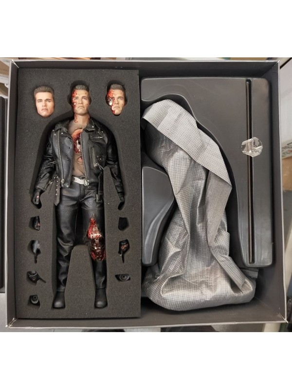 T-800 Battle Damaged Version - Terminator 2 Judgment Day - HOT TOYS - DX13 - 1/6th Scale Collectible Figure - Sideshow (USATO)